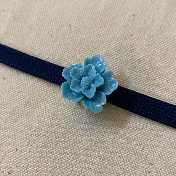 【再販】上品なブルーグレーのお花がキッチュでかわいいヴィンテージカボションの帯留め 5枚目の画像