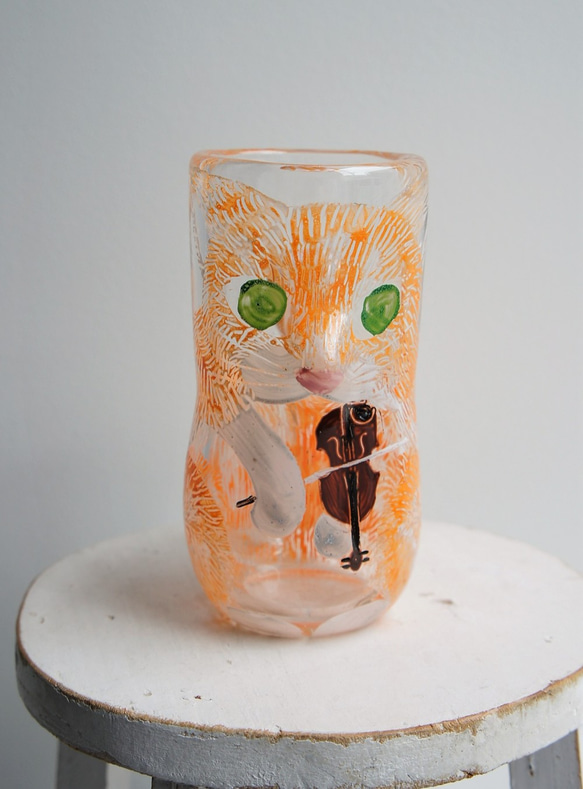 ねこっぷ　バイオリン猫[赤茶×クリア]土井朋子　茶トラ猫cat cup 1枚目の画像