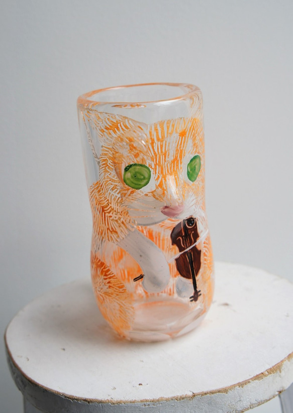 ねこっぷ　バイオリン猫[赤茶×クリア]土井朋子　茶トラ猫cat cup 3枚目の画像