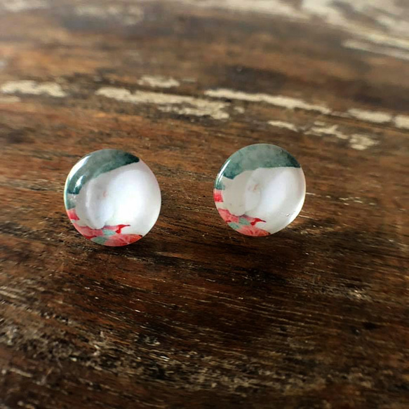 猫ピアス2[眠り白猫・ガラス] White sleeping cat Stud Earring 1枚目の画像