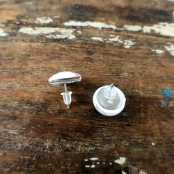 猫ピアス2[眠り白猫・ガラス] White sleeping cat Stud Earring 2枚目の画像