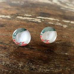 猫ピアス2[眠り白猫・ガラス] White sleeping cat Stud Earring 3枚目の画像