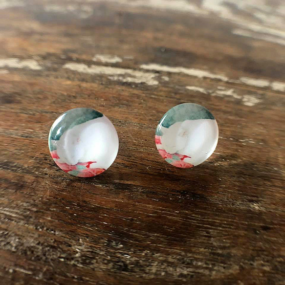 猫ピアス2[眠り白猫・ガラス] White sleeping cat Stud Earring 3枚目の画像