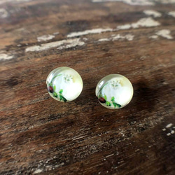 猫ピアス3[薔薇白猫・ガラス] White cat rose Stud Earring 3枚目の画像