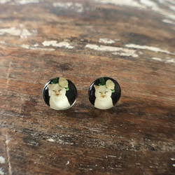 猫ピアス7[花飾り白猫・ガラス] White cat big flower Stud Earring 1枚目の画像