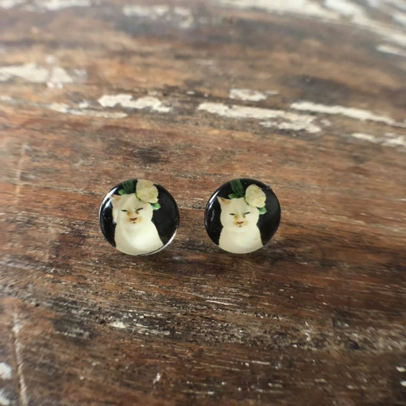 猫ピアス7[花飾り白猫・ガラス] White cat big flower Stud Earring 1枚目の画像