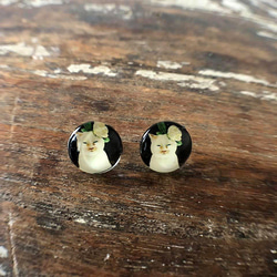 猫ピアス7[花飾り白猫・ガラス] White cat big flower Stud Earring 2枚目の画像