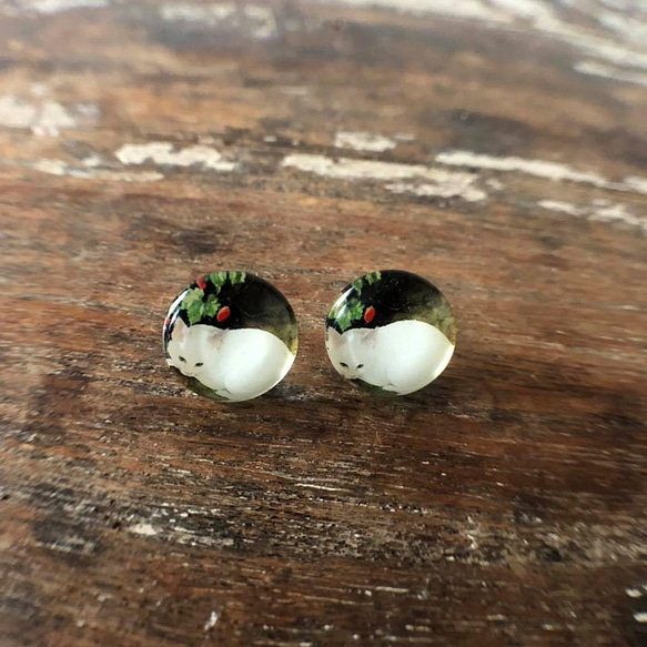 猫ピアス8[白猫・ガラス] White cat Stud Earring 1枚目の画像