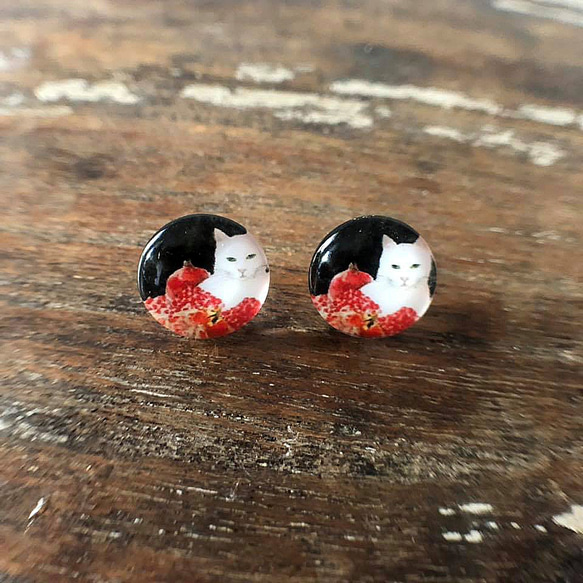 猫ピアス9[赤フルーツ白猫・ガラス] White cat red flruits Stud Earring 1枚目の画像