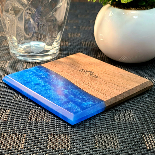 至福のひとときを彩るコースター】 Elcela ウッドレジン 木製 青
