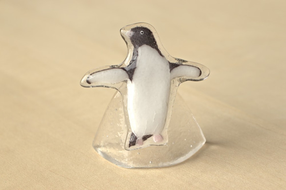 【ガラス】オブジェでも楽しめるブローチ ペンギン 1枚目の画像