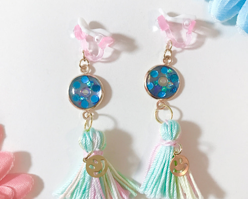 お花のレジンとゆめかわタッセルのイヤリング ピアス キッズイヤリング