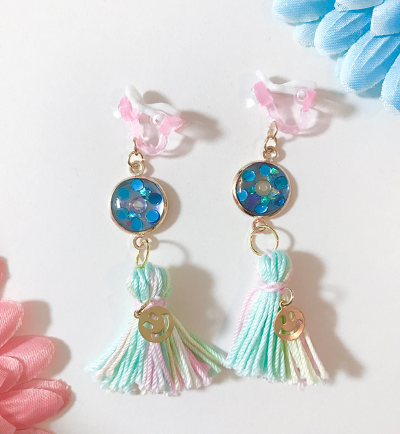 お花のレジンとゆめかわタッセルのイヤリング ピアス キッズ