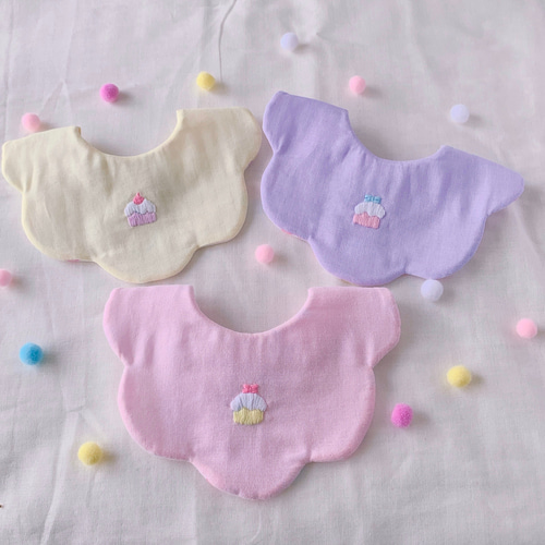 ⑅カップケーキ刺繍 もくもくスタイ⑅* スタイ・よだれかけ Ribimo