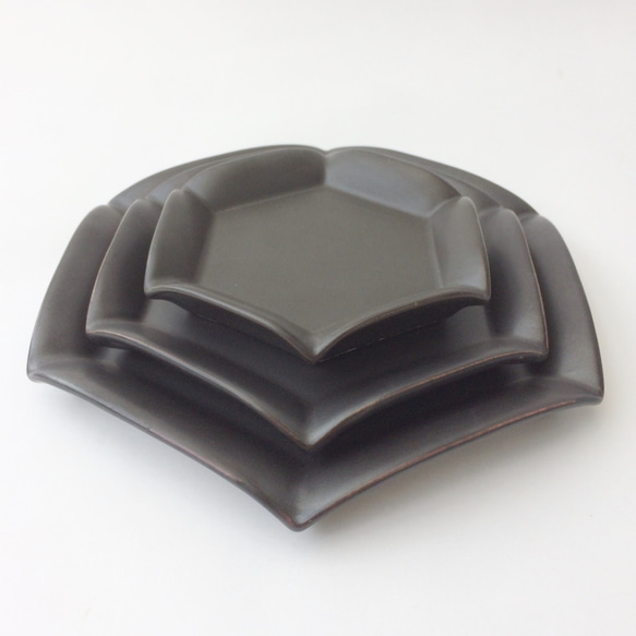 六角花皿(黒）　大中小3枚セット 2枚目の画像