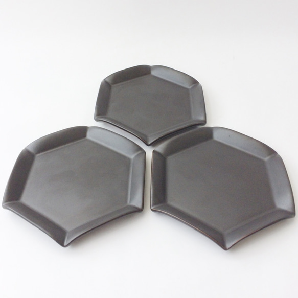 六角花皿（黒）（中） 3枚目の画像