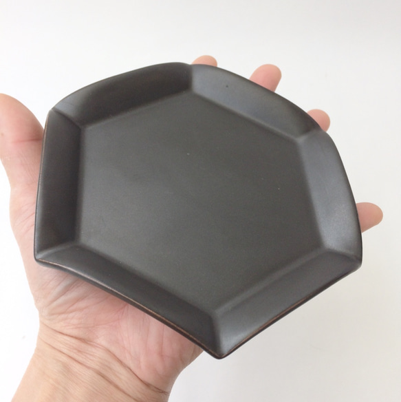 六角花皿（黒）（中） 4枚目の画像
