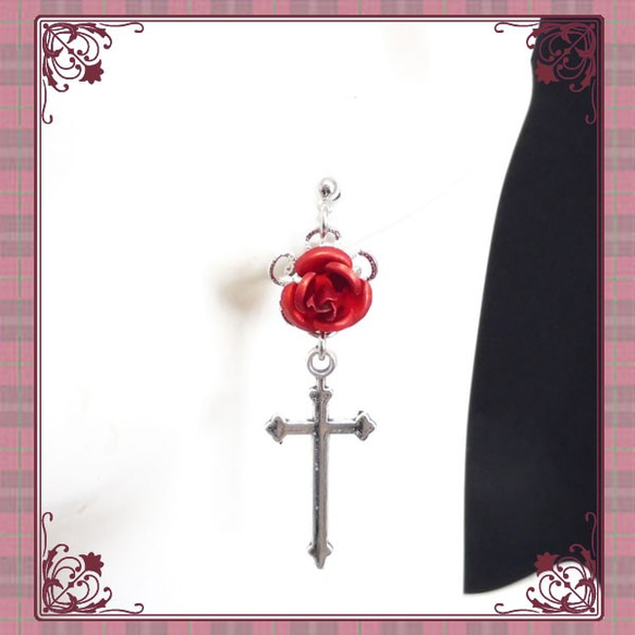 玫瑰玫瑰玫瑰玫瑰十字架十字架銀銀色紅色紅色穿孔耳環兩隻耳朵設置哥特哥特洛里 第2張的照片