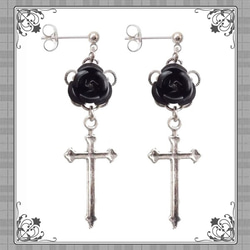 玫瑰玫瑰玫瑰玫瑰十字架十字架銀色銀黑色黑色黑色穿孔耳環兩隻耳朵設置哥特哥特洛里 第1張的照片