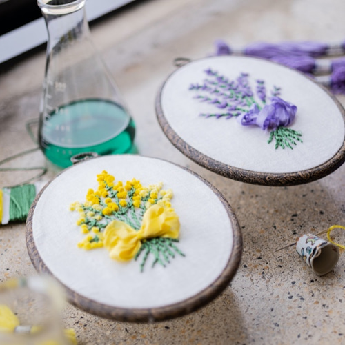 kana フラワー刺繍レース　新品未使用品　ラベンダー　Mサイズ ラベンダーの花の刺繍制作キット 大きい枠で しっかり刺繍したい