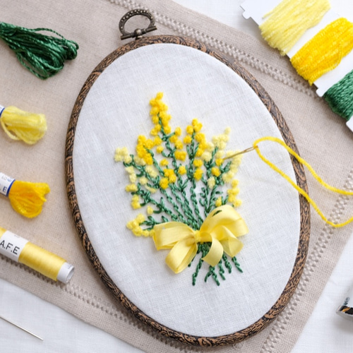 全日本送料無料 3月8日はミモザの日】ミモザの花刺繍制作キット【大枠】_A.F.E 調理器具