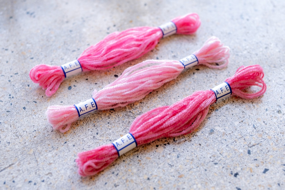 カリフォルニアローズの花刺繍用のモール刺繍糸3色セットの販売です 1枚目の画像