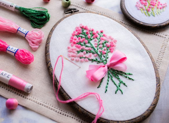 カリフォルニアローズの花刺繍制作キット【大枠】_A.F.E 11  〜大きな刺繍額に 1枚目の画像