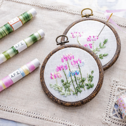 レンゲの花刺繍制作キット_A.F.E18〜シルクリボンで簡単に刺繍できる花刺繍シリーズ〜 1枚目の画像