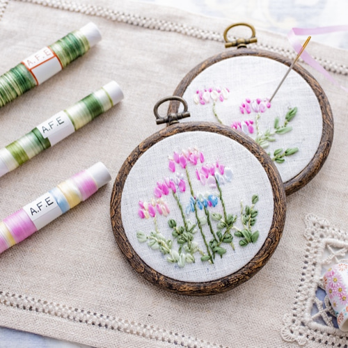 レンゲの花刺繍制作キット_A.F.E18〜シルクリボンで簡単に刺繍できる花