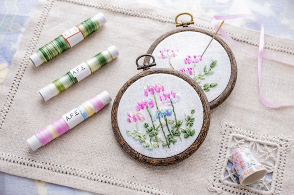 レンゲの花刺繍制作キット_A.F.E18〜シルクリボンで簡単に刺繍できる花刺繍シリーズ〜 1枚目の画像