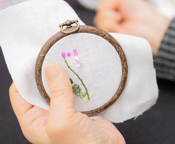 レンゲの花刺繍制作キット_A.F.E18〜シルクリボンで簡単に刺繍できる花刺繍シリーズ〜 7枚目の画像