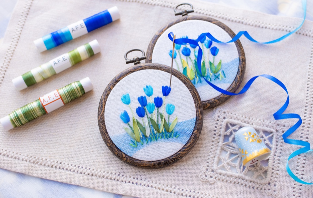 ハンドメイド 手刺繍  花とリボンのテ―ブルセンター