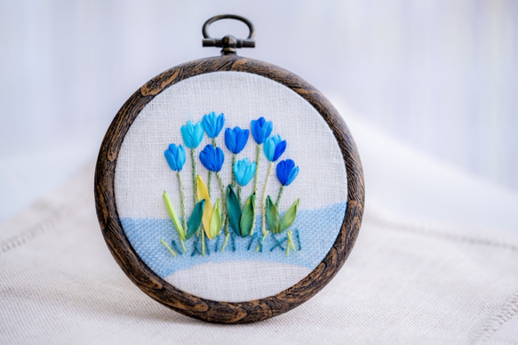 青チューリップの花の刺繍製作キット_A.F.E 19 〜シルクリボンで簡単に刺繍できる花刺繍シリーズ〜 2枚目の画像