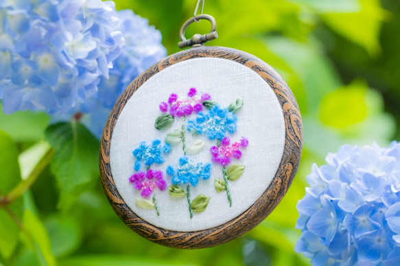 紫陽花の刺繍制作キット_A.F.E19〜6種の手芸素材で簡単に刺繍できる花刺繍シリーズ 2枚目の画像