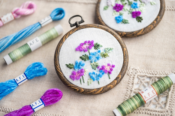 紫陽花の刺繍制作キット_A.F.E19〜6種の手芸素材で簡単に刺繍できる花刺繍シリーズ 1枚目の画像