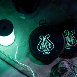 星座シリーズ【琴座】の刺繍制作キット〜暗闇で輝く蓄光糸で作る簡単刺繍キットです 2枚目の画像