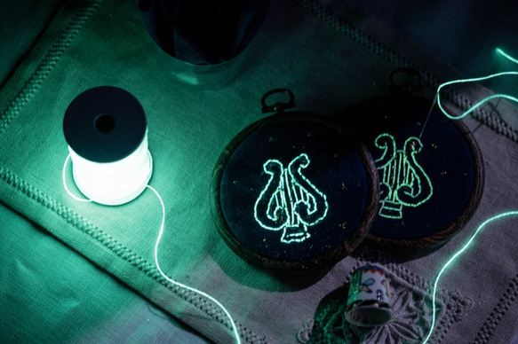 星座シリーズ【琴座】の刺繍制作キット〜暗闇で輝く蓄光糸で作る簡単刺繍キットです 2枚目の画像