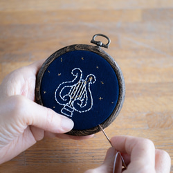 星座シリーズ【琴座】の刺繍制作キット〜暗闇で輝く蓄光糸で作る簡単刺繍キットです 3枚目の画像
