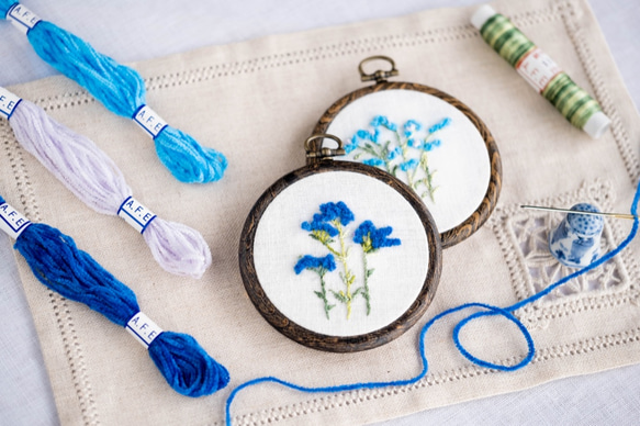 スターチスの花刺繍の制作キット【Art Fiber Endoのモール刺繍糸でつくる花刺繍 1枚目の画像