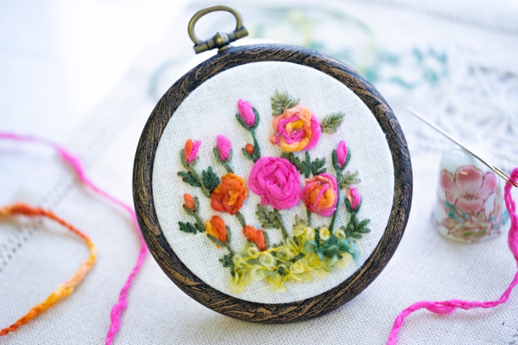 バラの花刺繍の制作キット【コーチングとフライ・ストレートステッチだけ刺す簡単キットです】 2枚目の画像