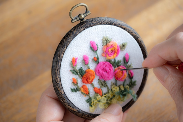 バラの花刺繍の制作キット【コーチングとフライ・ストレートステッチだけ刺す簡単キットです】 5枚目の画像