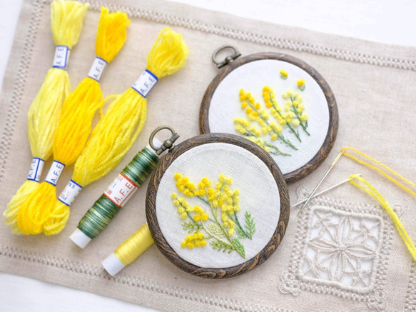 ミモザの花の刺繍製作キット_A.F.E 01  〜オリジナルモール糸で簡単に刺繍できる花刺繍シリーズ〜 1枚目の画像