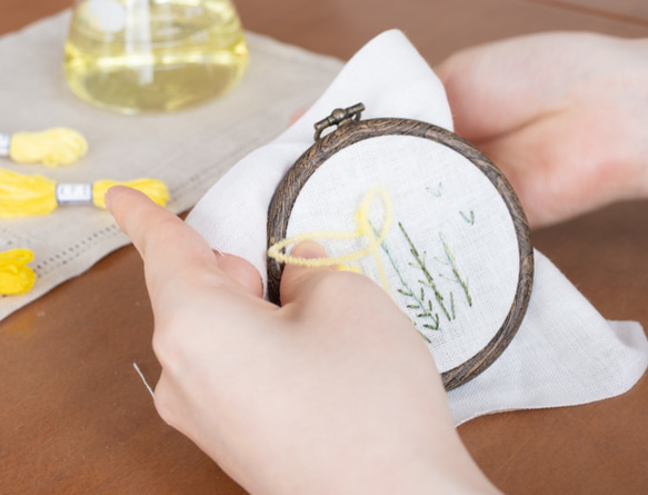 ミモザの花の刺繍製作キット_A.F.E 01  〜オリジナルモール糸で簡単に刺繍できる花刺繍シリーズ〜 5枚目の画像