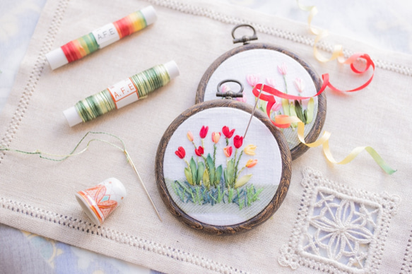 ❤️チューリップの花の刺繍製作キット_A.F.E 04  〜シルクリボンで簡単に刺繍できる花刺繍シリーズ〜 1枚目の画像