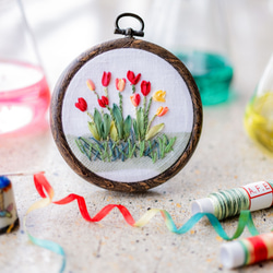 ❤️チューリップの花の刺繍製作キット_A.F.E 04  〜シルクリボンで簡単に刺繍できる花刺繍シリーズ〜 2枚目の画像