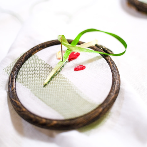 ☆送料無料☆ ハンドメイドスタイ チューリップ刺繍のふりふりまんまる 