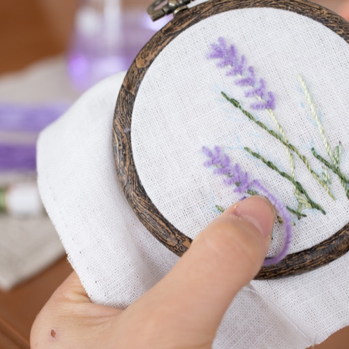 ラベンダーの花の刺繍製作キット_A.F.E 02 〜オリジナルモール糸