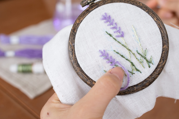 ラベンダーの花の刺繍製作キット_A.F.E 02　 〜オリジナルモール糸で簡単に刺繍できる花刺繍シリーズ〜 6枚目の画像