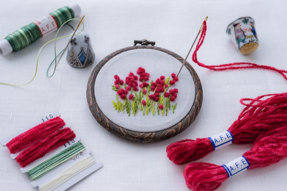 ❤️アカツメクサ花の刺繍製作キット_A.F.E 08  〜オリジナルモール糸で簡単に刺繍できる花刺繍シリーズ〜 3枚目の画像