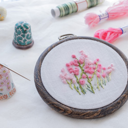 カリフォルニアローズの花の刺繍製作キット_A.F.E 06  〜オリジナルモール糸で簡単に刺繍できる花刺繍シリーズ〜 2枚目の画像